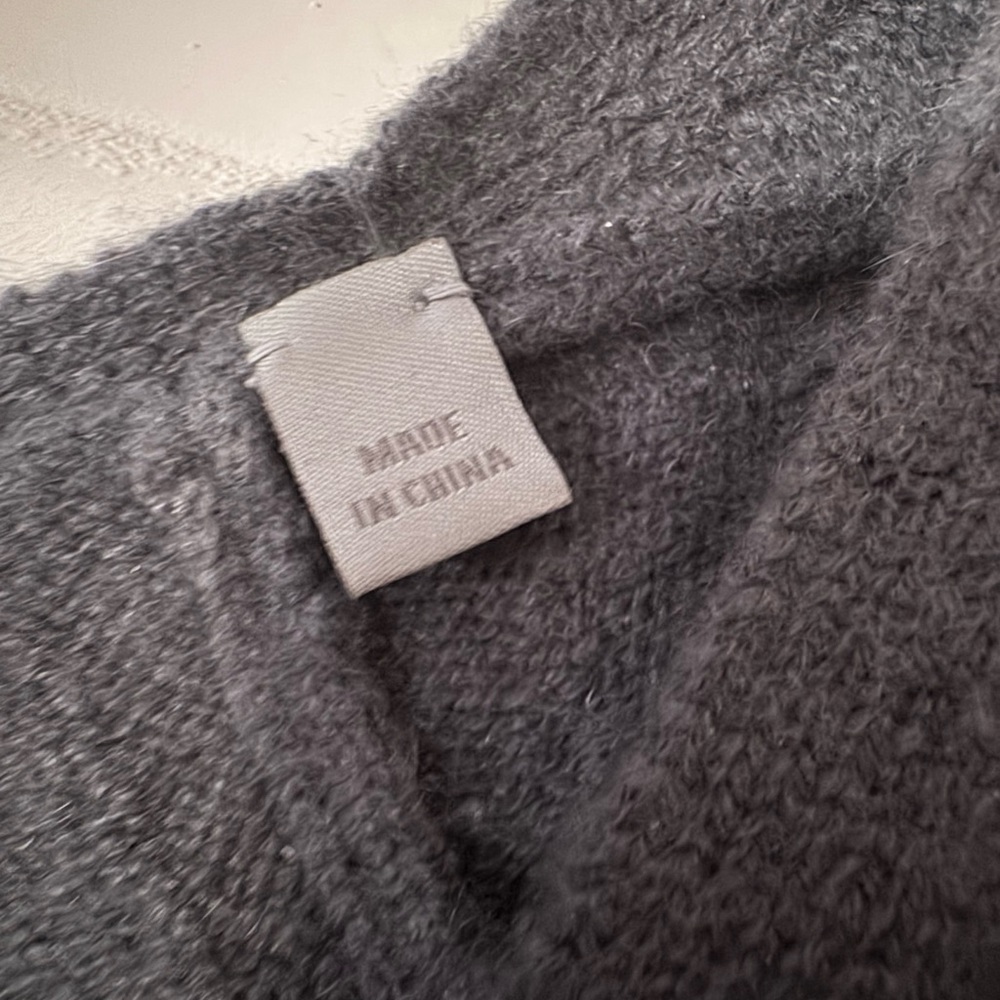 Super comfy! 100% Cashmere Vince V-Neck Sweater - Picture 3 of 5